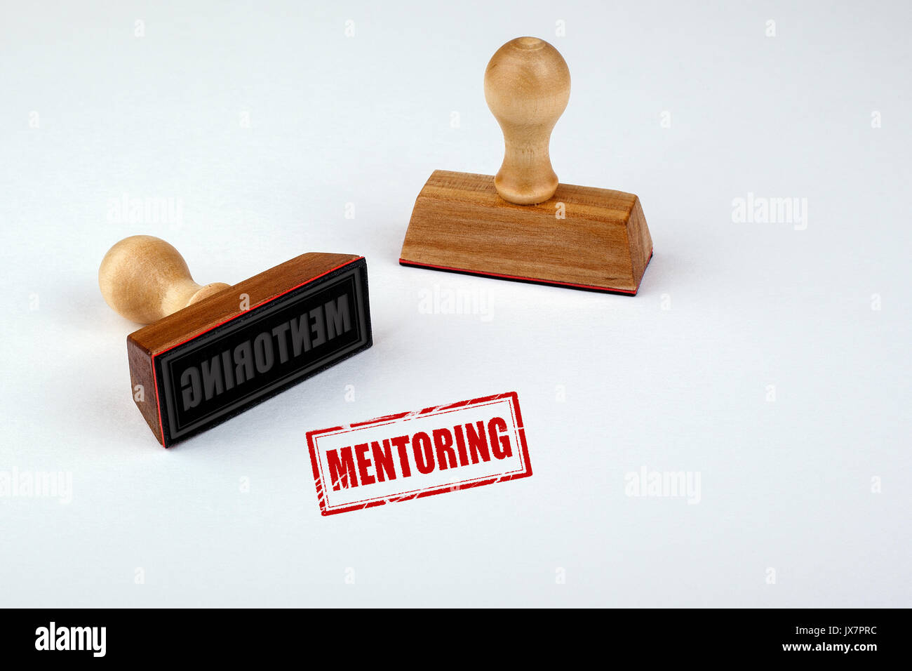 Mentoring Konzept. Gummi Stamper mit Holzgriff isoliert auf weißem Hintergrund. Stockfoto