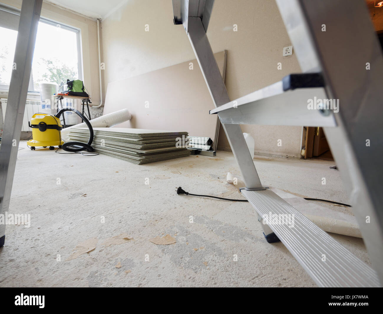 Baustoffe im Zimmer gefaltet vor Reparatur. Stockfoto