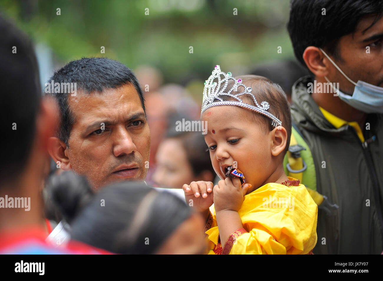 Kathmandu, Nepal. 14 Aug, 2017. Ein Vater mit seinem Sohn ausgeben als Lord Krishna während Krishnas Janmashtami Festival auf iskon Nepal, Budhanilkantha, Kathmandu, Nepal am Montag, 14. August 2017 gefeiert. Krishnas Janmashtami Festival markiert den Geburtstag des hinduistischen Gottes Krishna, die acht Inkarnation des Gottes Vishnu. Credit: Narayan Maharjan/Pacific Press/Alamy leben Nachrichten Stockfoto