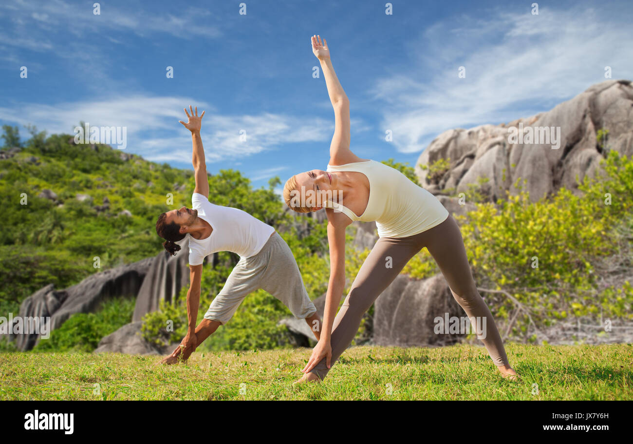 glückliches Paar beim Yoga im freien Stockfoto