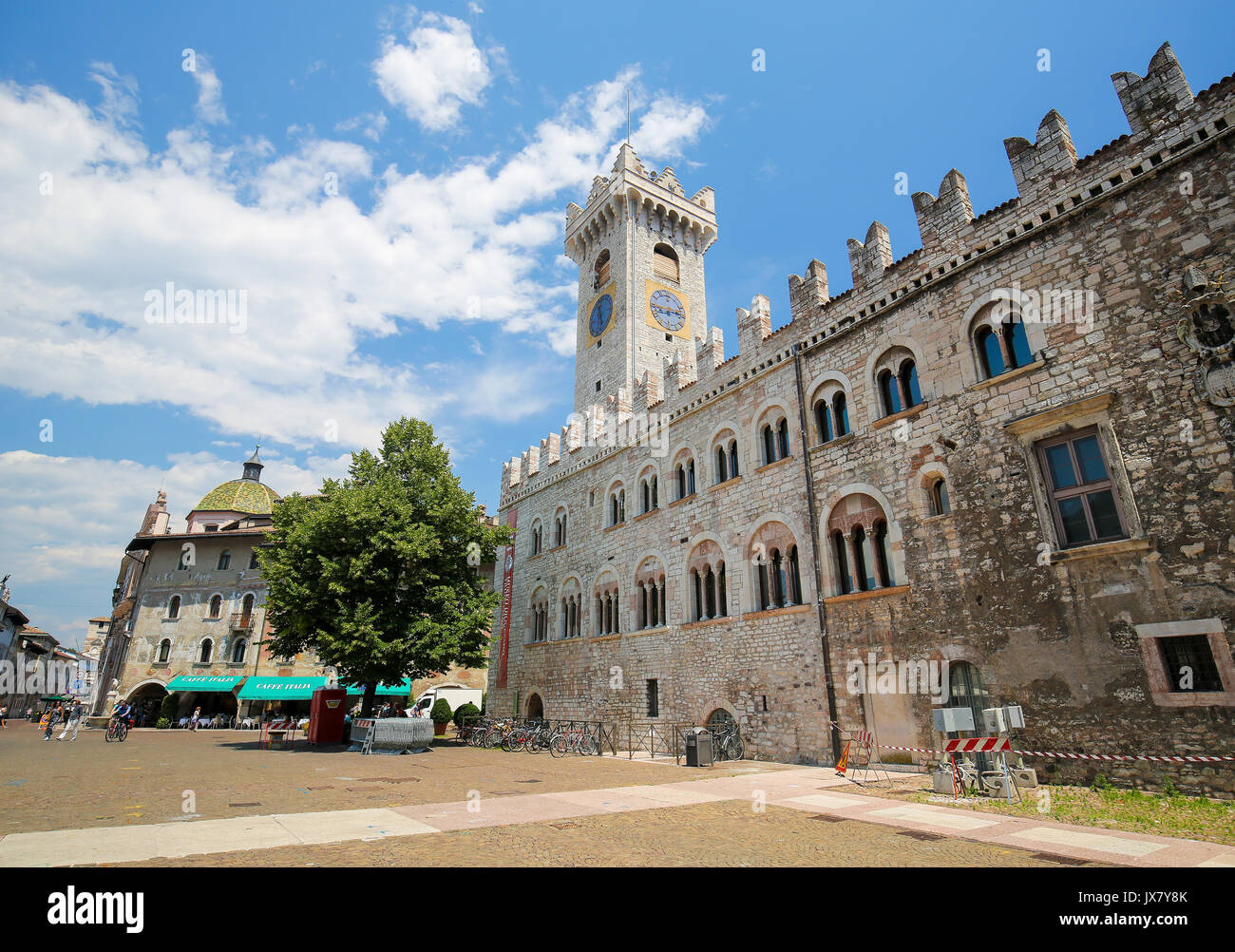 Torre Civica, einem berühmten Turm im Palazzo Pretorio auf der Piazza Duomo im Zentrum von Trento, Trentino, Italien Stockfoto