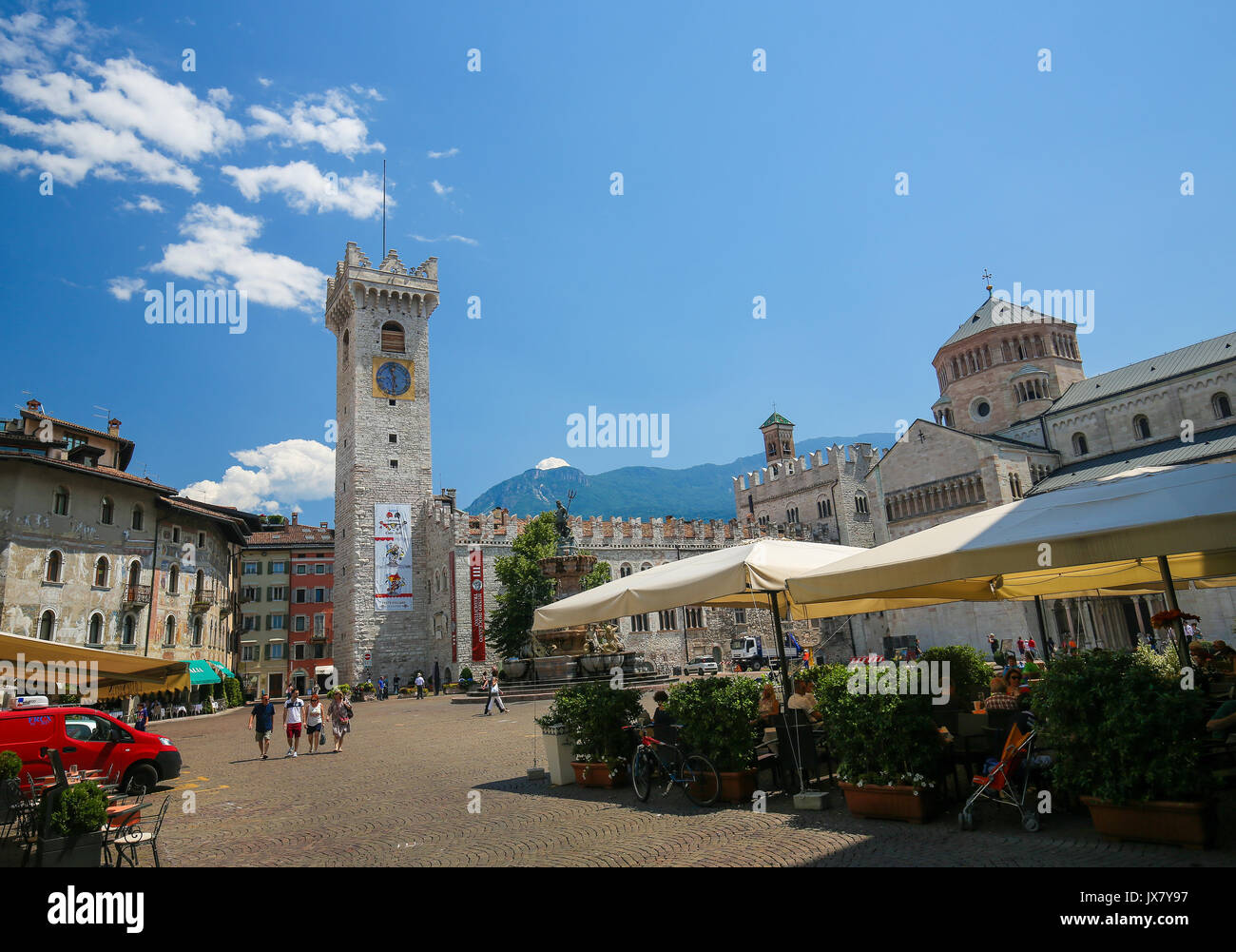 Torre Civica, einem berühmten Turm, und der Kathedrale von San Vigilio an der Piazza Duomo im Zentrum von Trento, Trentino, Italien Stockfoto