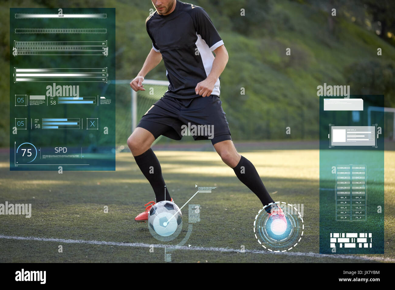 Fußballspieler mit Ball auf Fußballplatz spielen Stockfoto