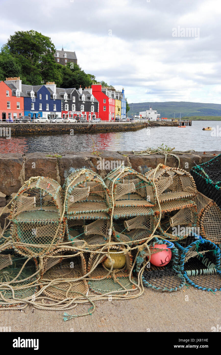 Krabbe Töpfe und bunte Häuser auf Harbourside, Tobermory, Isle of Mull, Schottland Stockfoto