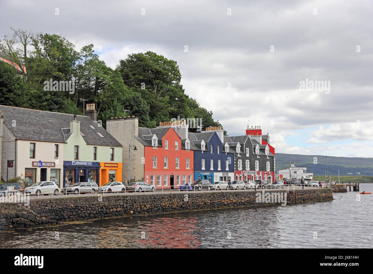 Die bunten Geschäfte und Häuser auf Harbourside, Tobermorey, Isle of Mull, Schottland Stockfoto