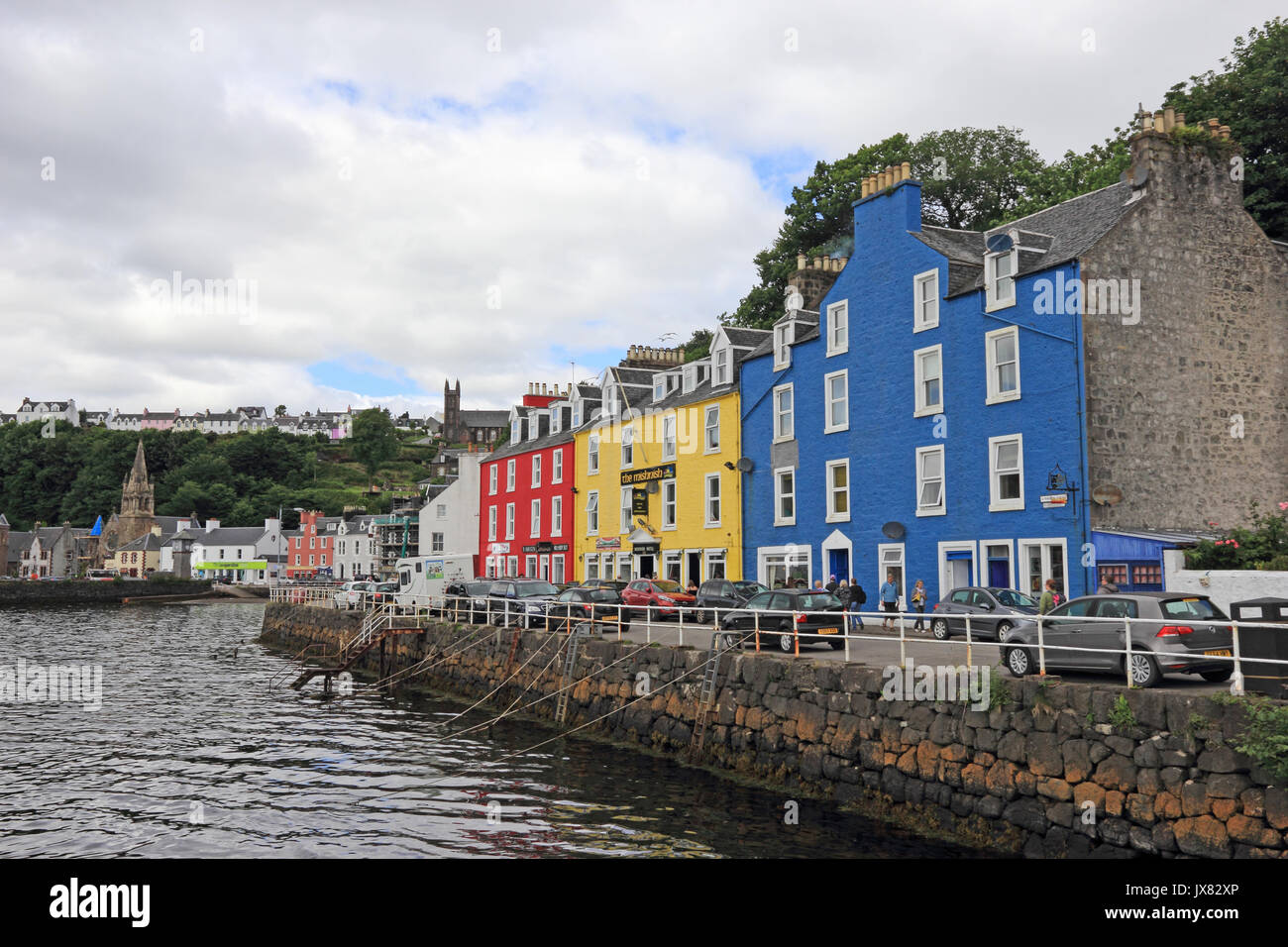 Die bunten Geschäfte und Häuser auf Harbourside, Tobermory, Isle of Mull, Schottland, Großbritannien Stockfoto
