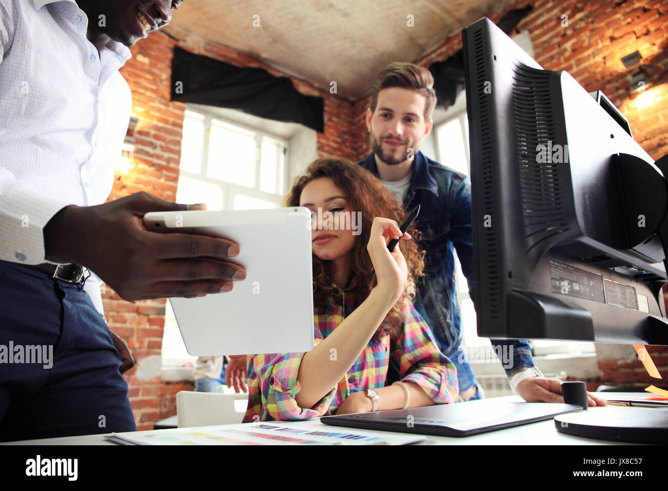 Start Vielfalt Teamwork Brainstorming treffen Concept.Business Team Kollegen teilen Weltreport Wirtschaft dokumentieren Laptop.People arbeiten planen Stockfoto