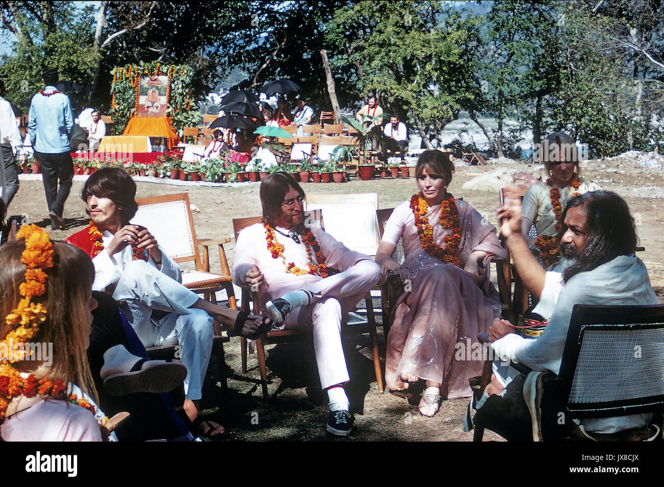 BEATLES besuchen Sie die Maharishi Yoga in Rishikesh, Indien im Februar 1968. Von links: George Harrison, John Lennon, Cynthia Lennon, Jane Asher Stockfoto