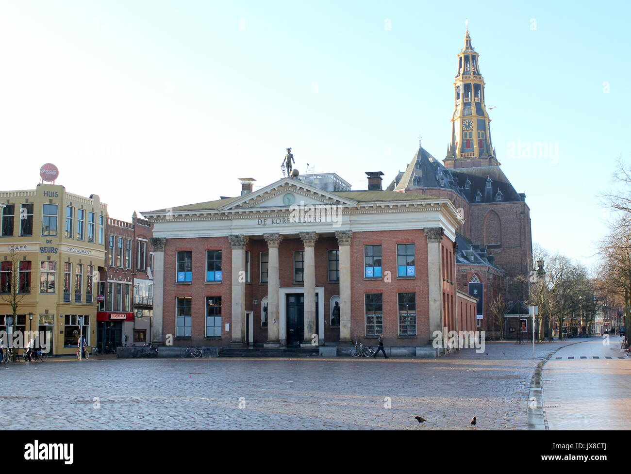 19. jahrhundert Korenbeurs (ehemaliger Corn Exchange) und der Aa Aa-Kerk (Kirche) von geräumigen Vismarkt Platz gesehen, zentrale Groningen, Niederlande Stockfoto