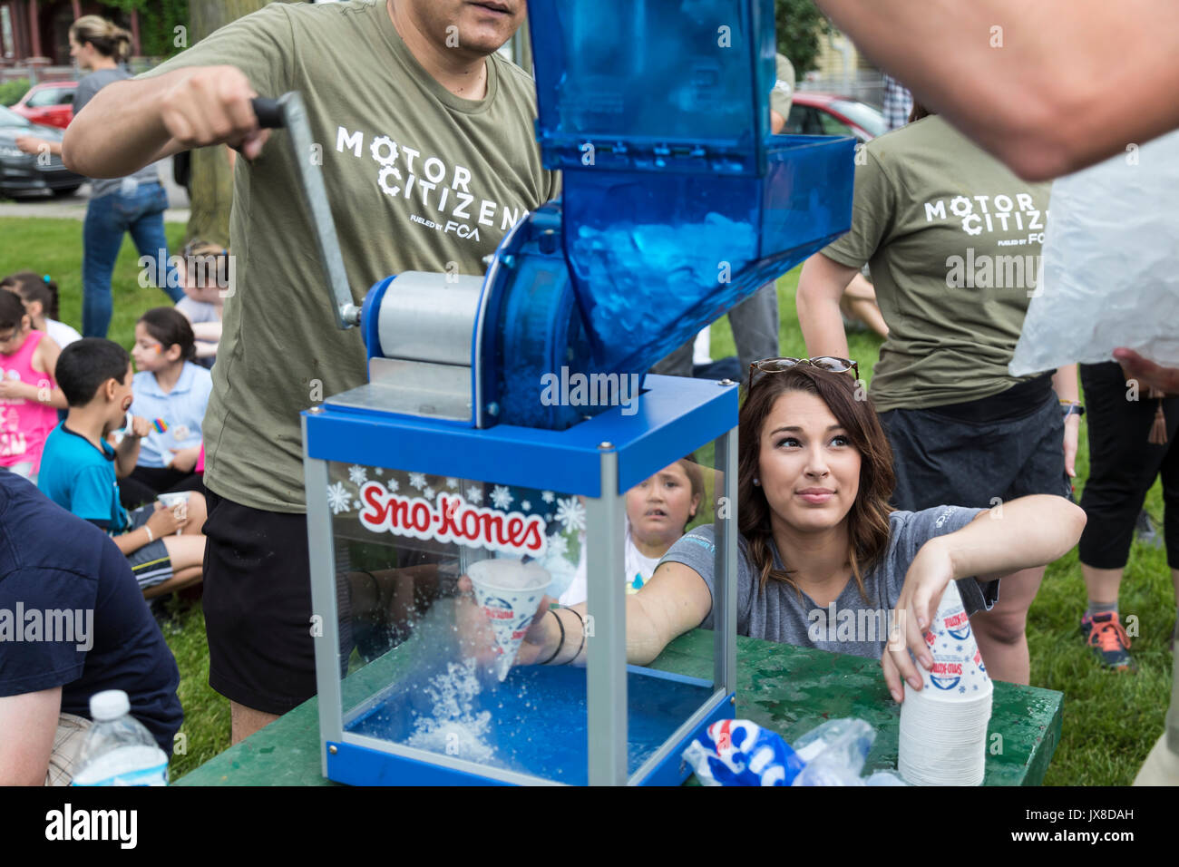 Detroit, Michigan - Freiwilliger, Sno-kones für Kinder im Sommer Aktivitäten in der Clark Park. Stockfoto