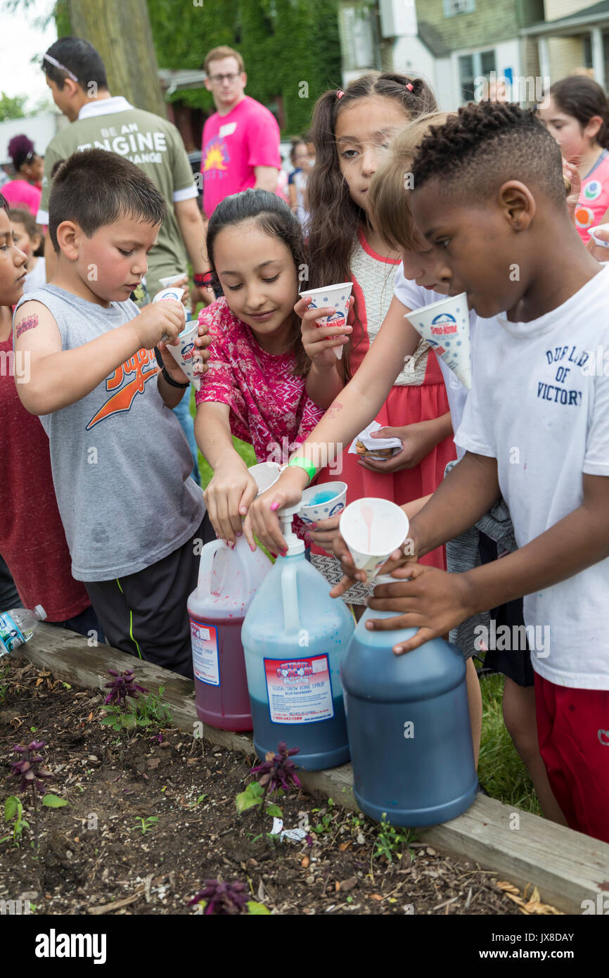 Detroit, Michigan - Kinder hinzufügen aromatisierter Sirup - Sno kones während ein Sommerprogramm für Kinder in der Clark Park. Stockfoto