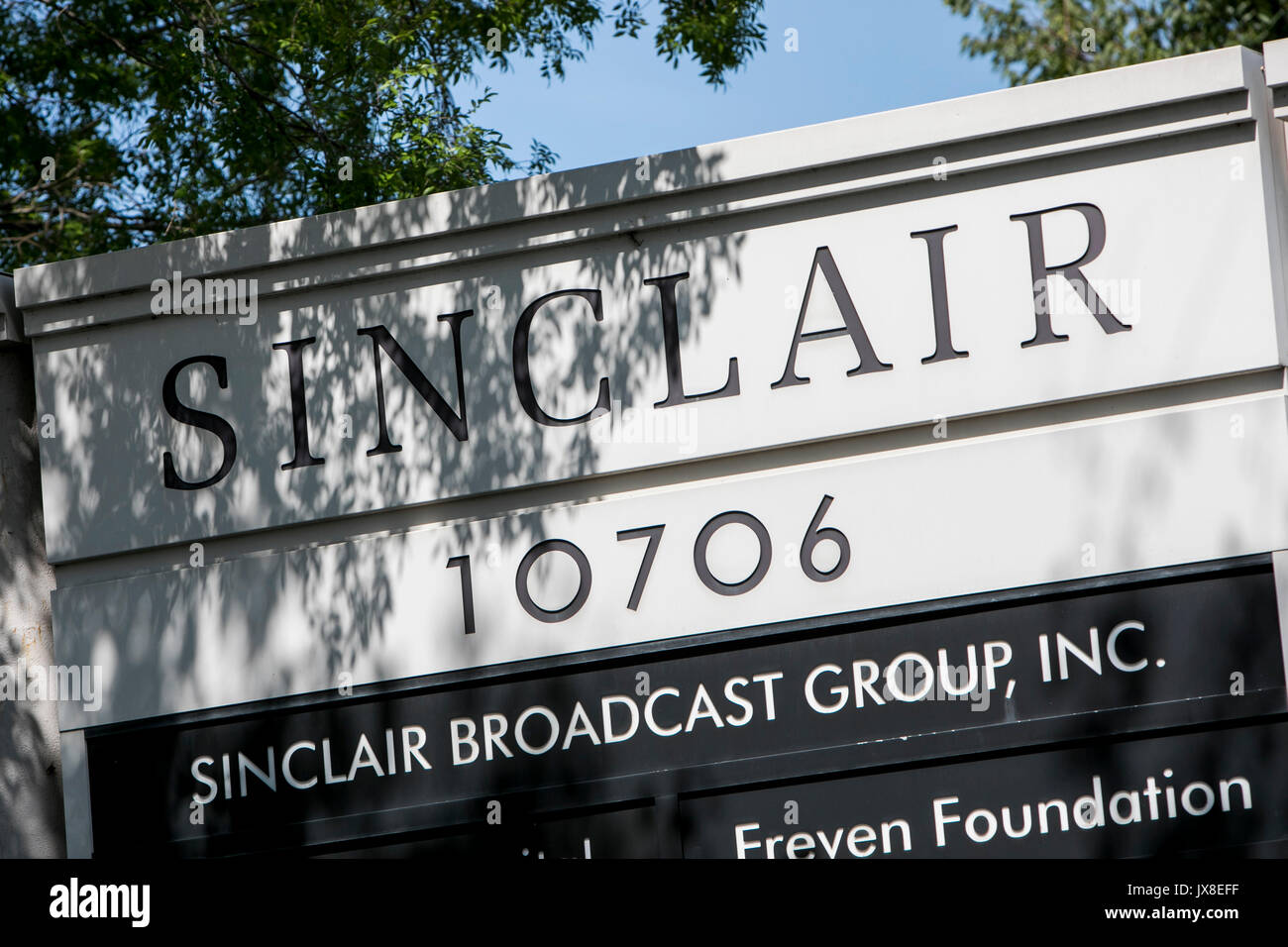 Ein logo Zeichen außerhalb des Hauptquartiers der Sinclair Broadcast Group in Hunt Valley, Maryland, am 13. August 2017. Stockfoto