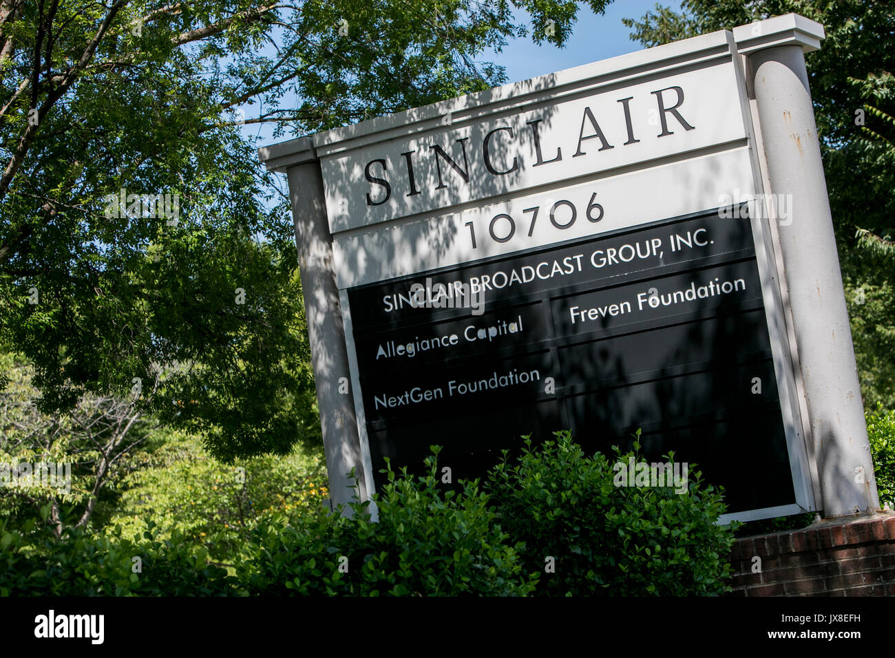 Ein logo Zeichen außerhalb des Hauptquartiers der Sinclair Broadcast Group in Hunt Valley, Maryland, am 13. August 2017. Stockfoto