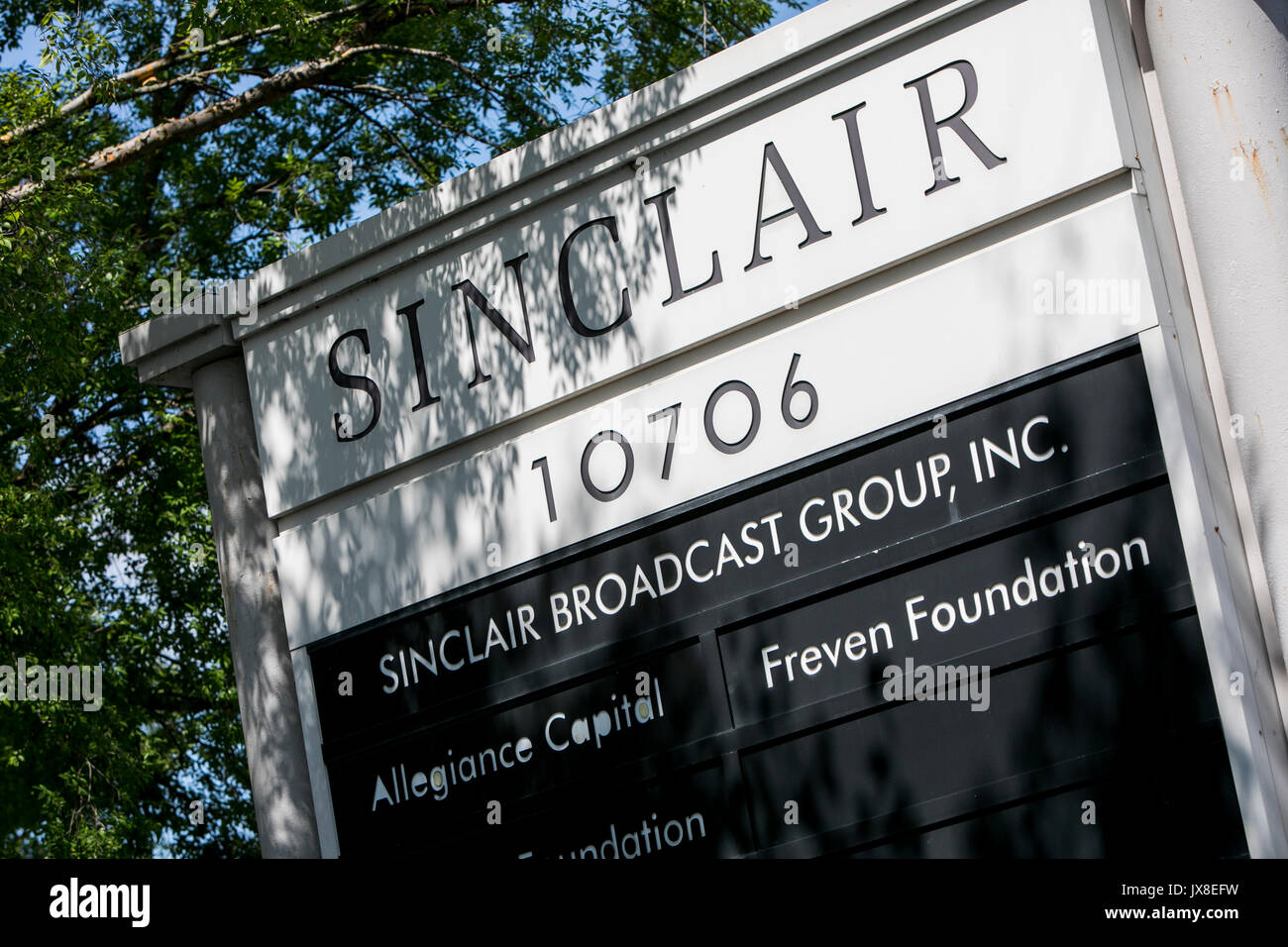 Ein logo Zeichen außerhalb des Hauptquartiers der Sinclair Broadcast Group in Hunt Valley, Maryland, am 13. August 2017. Stockfoto