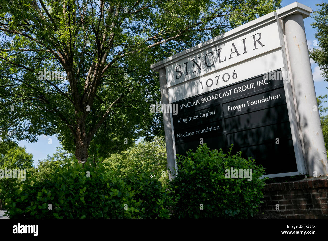 Ein logo Zeichen außerhalb des Hauptquartiers der Sinclair Broadcast Group in Hunt Valley, Maryland, am 13. August 2017. Stockfoto