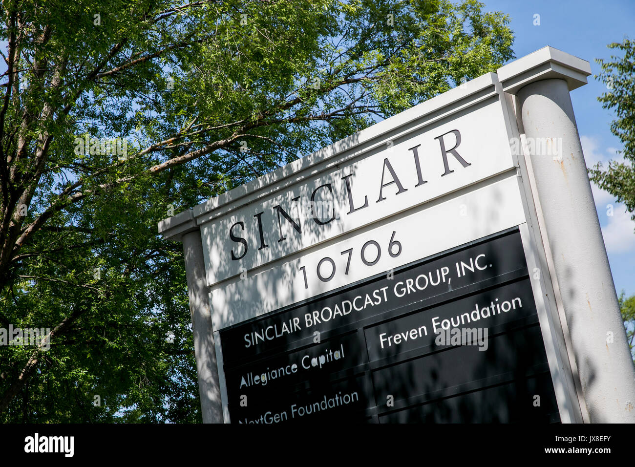 Ein logo Zeichen außerhalb des Hauptquartiers der Sinclair Broadcast Group in Hunt Valley, Maryland, am 13. August 2017. Stockfoto