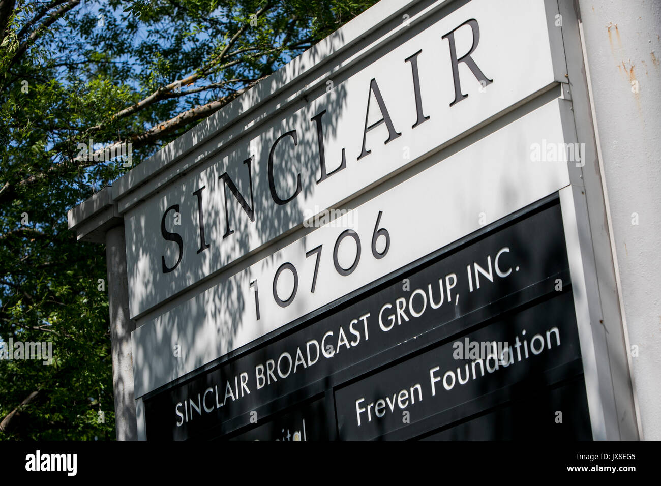 Ein logo Zeichen außerhalb des Hauptquartiers der Sinclair Broadcast Group in Hunt Valley, Maryland, am 13. August 2017. Stockfoto