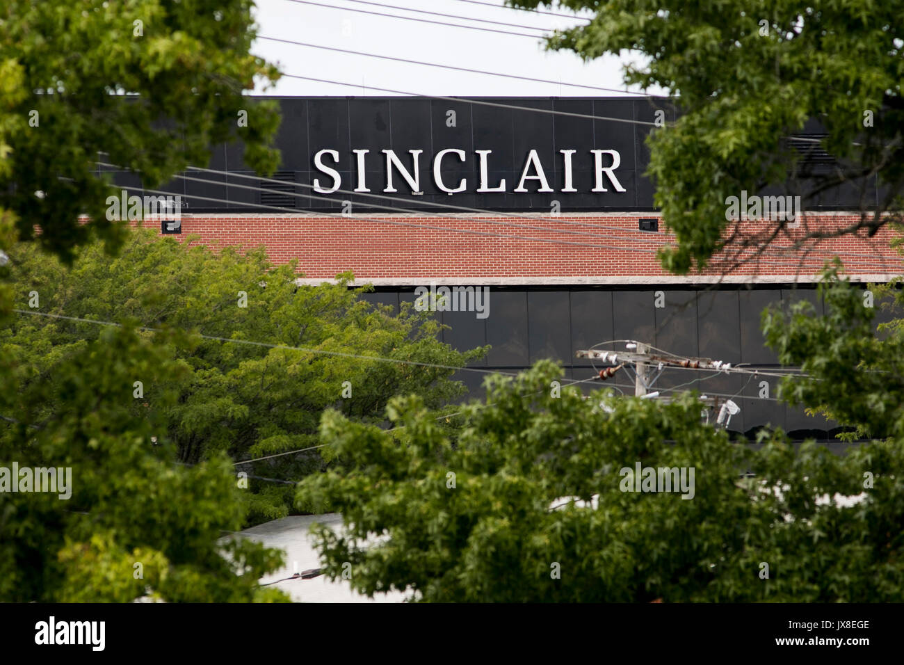 Ein logo Zeichen außerhalb des Hauptquartiers der Sinclair Broadcast Group in Hunt Valley, Maryland, am 13. August 2017. Stockfoto