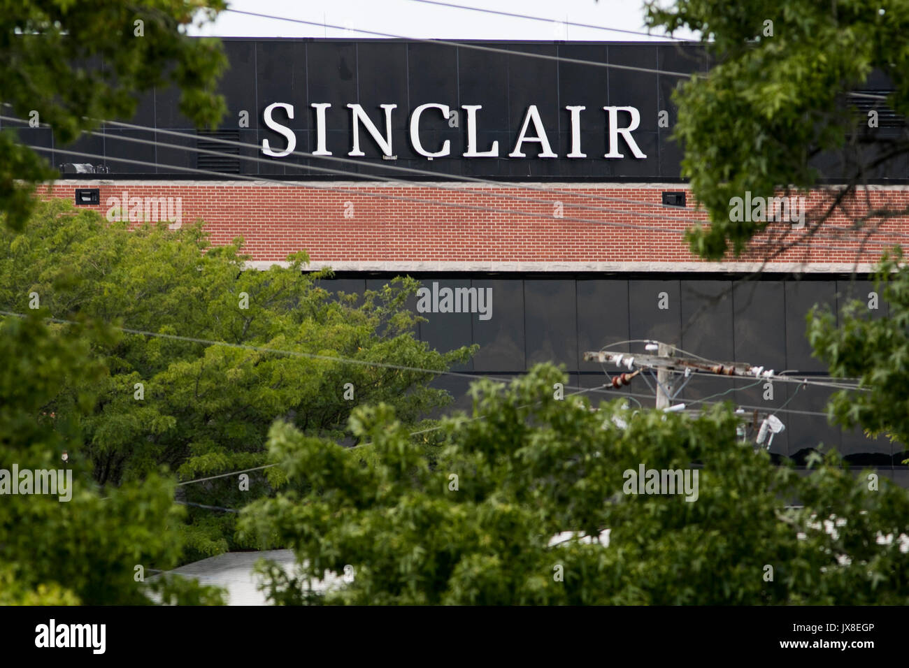 Ein logo Zeichen außerhalb des Hauptquartiers der Sinclair Broadcast Group in Hunt Valley, Maryland, am 13. August 2017. Stockfoto