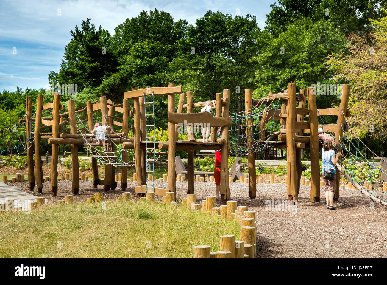 Ventspils, Lettland - Juli, 2017: Ökologische Holz- Spielplatz für Kinder im Park Stockfoto