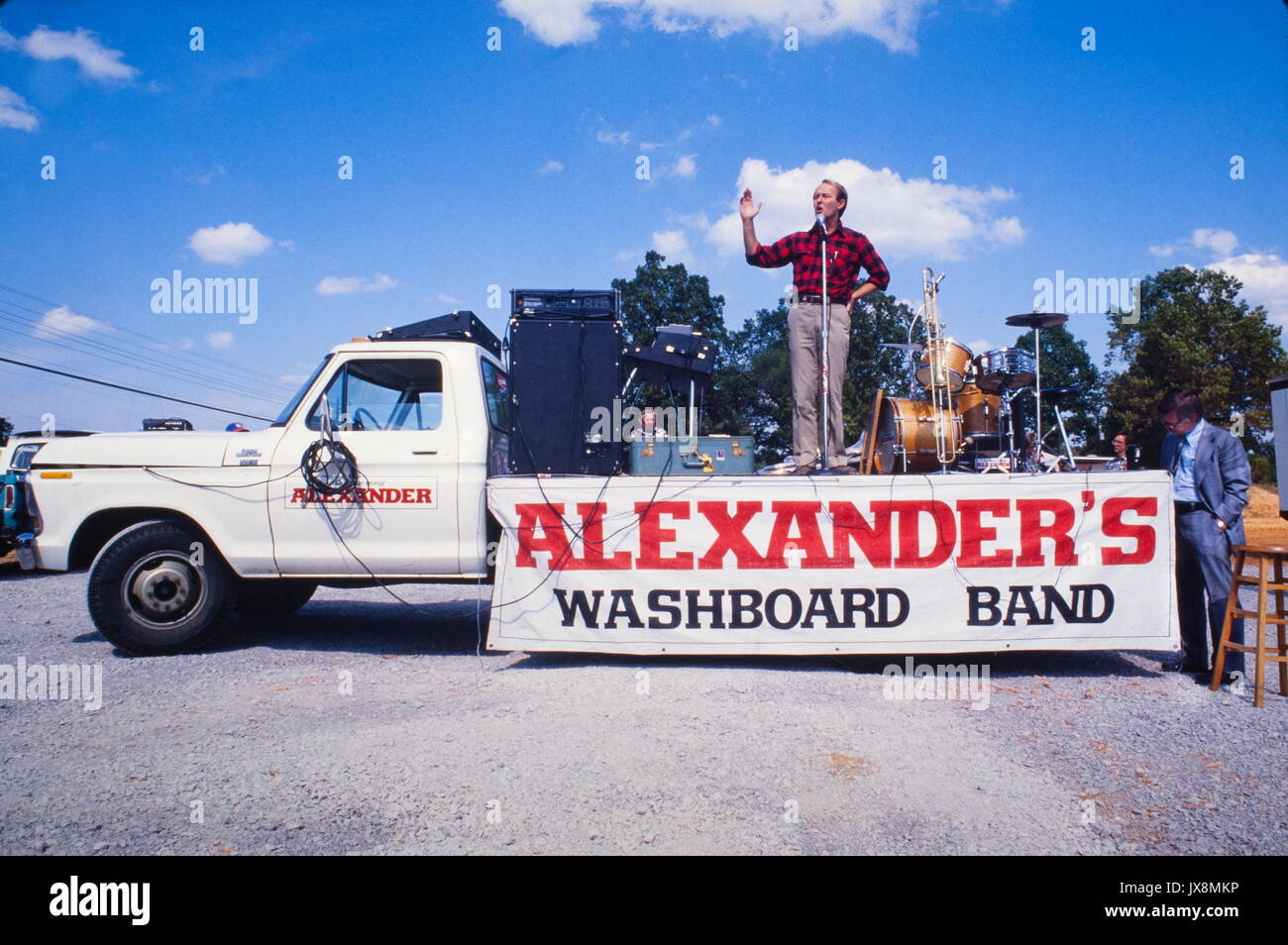 Lamar Alexander - jetzt ein US-Senator-Kampagnen für Gouverneur von Tennessee im Jahr 1990. Das Tragen einer roten und schwarzen Plaid Shirt, Alexander Verfahren der Staat Stockfoto