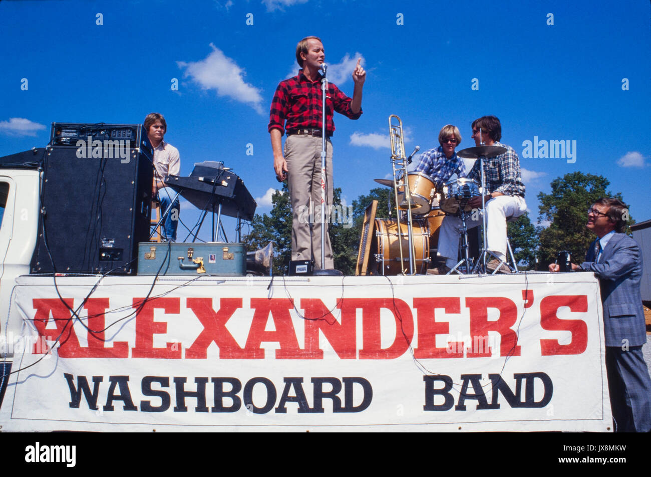 Lamar Alexander - jetzt ein US-Senator-Kampagnen für Gouverneur von Tennessee im Jahr 1990. Das Tragen einer roten und schwarzen Plaid Shirt, Alexander Verfahren der Staat Stockfoto