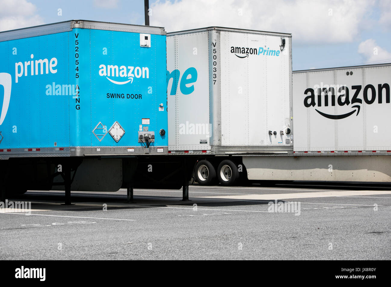 Amazon Prime LKW-Anhänger außerhalb eines Amazon Fulfillment Center in  Baltimore, Maryland, am 13. August 2017 Stockfotografie - Alamy