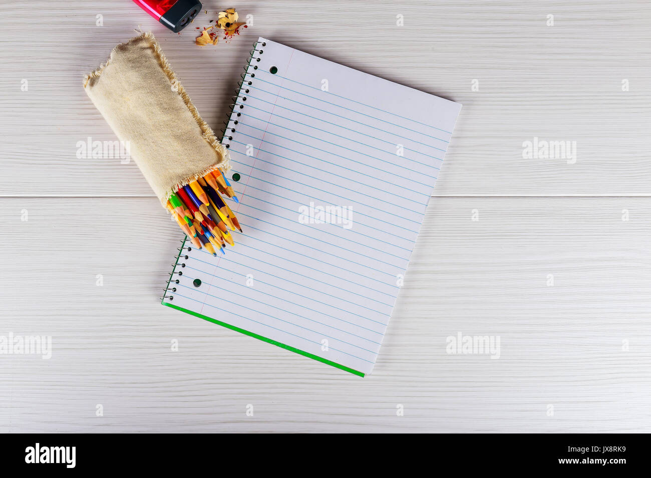 Leere Notizblock und Bleistift Farbe auf Holz- blackground Notebook Buntstifte Stockfoto