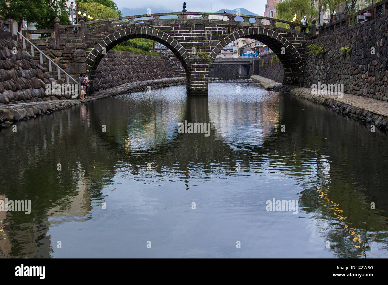 Meganebashi oder Brillen Brücke, über die nakashima Fluss war in Nagasaki im Jahre 1634 gebaut. Sagte der älteste Stein Bogenbrücke in Japan und hat sein Stockfoto