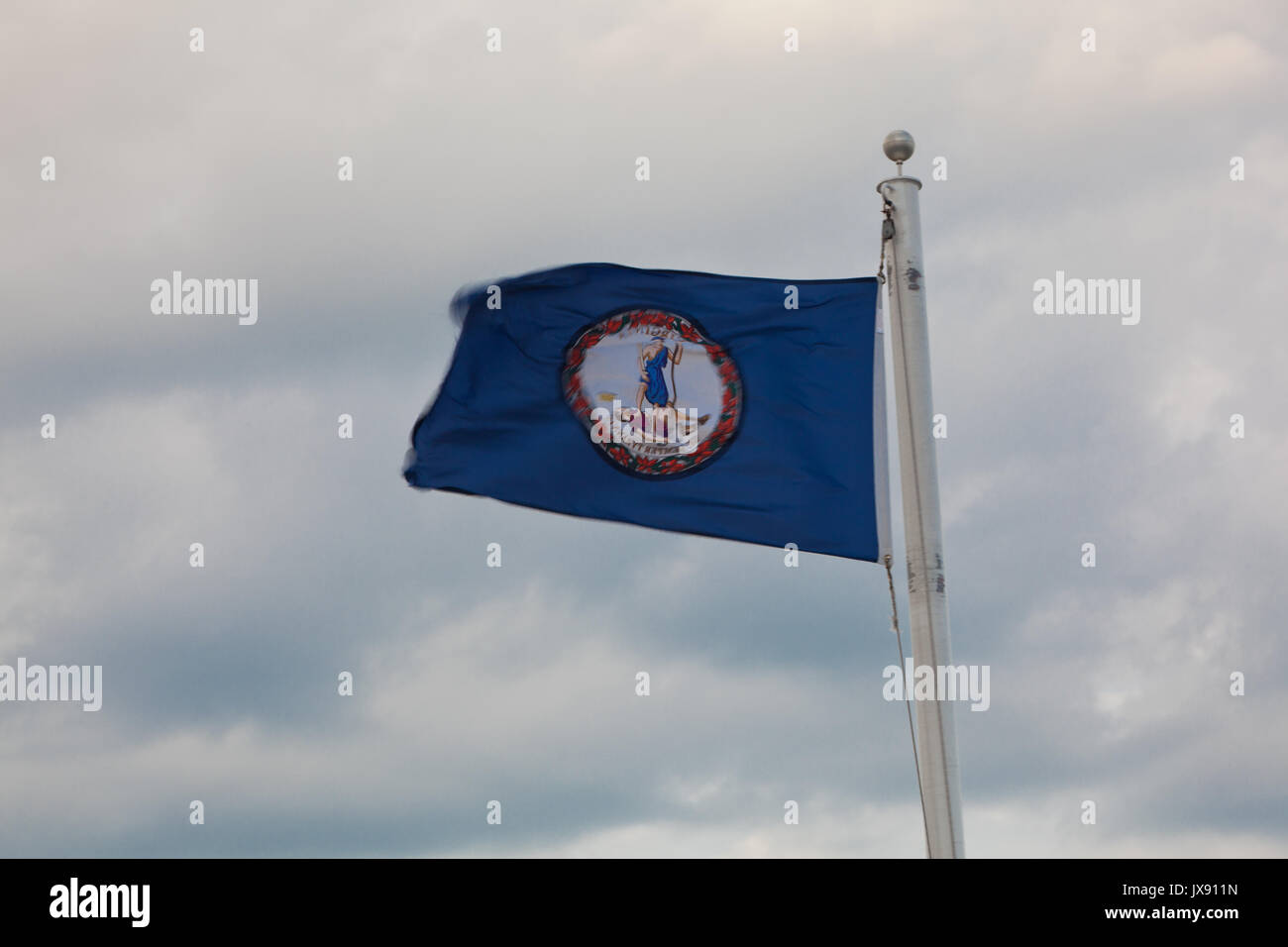 Virginia Flagge im Wind flattern Stockfoto