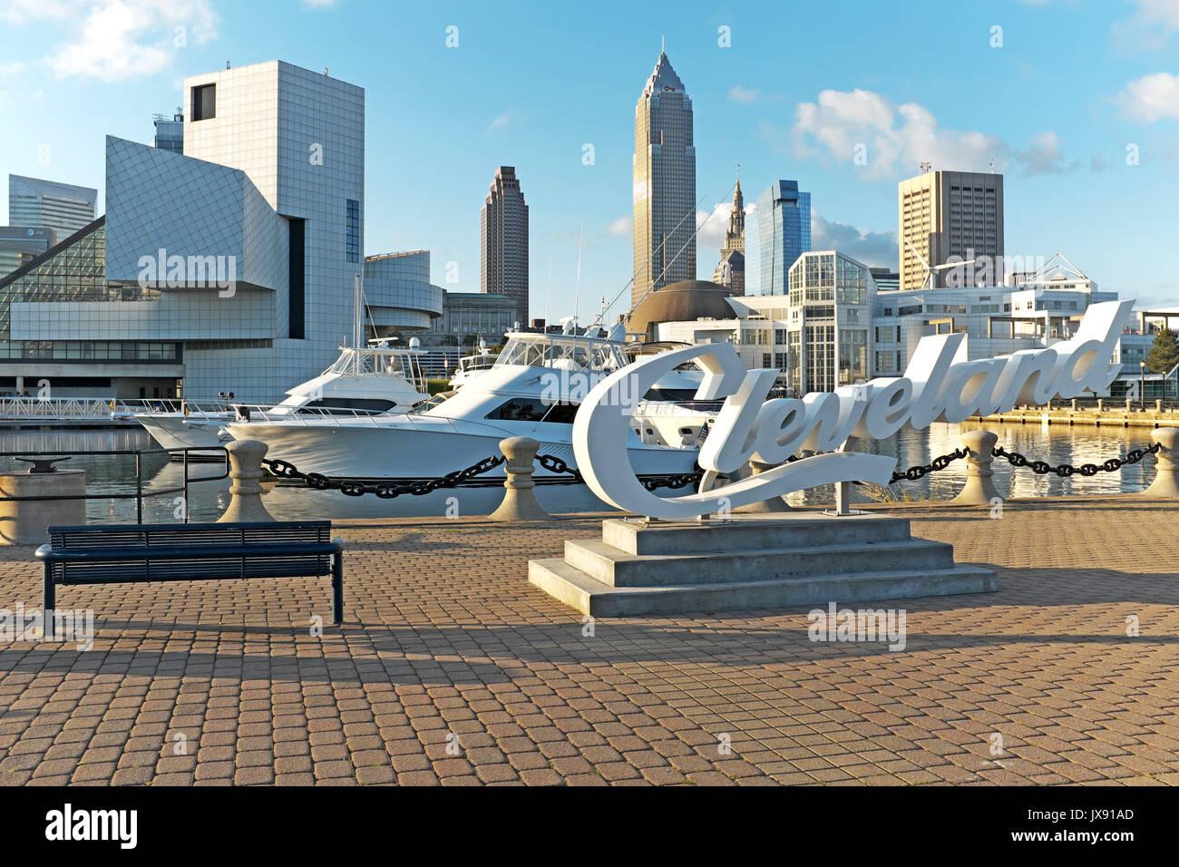 Blick von der Nordküste Hafen am Erie See von Downtown Cleveland, Ohio, USA zeigt die dynamischen Skyline und im Vordergrund steht die 'Cleveland' Zeichen Stockfoto