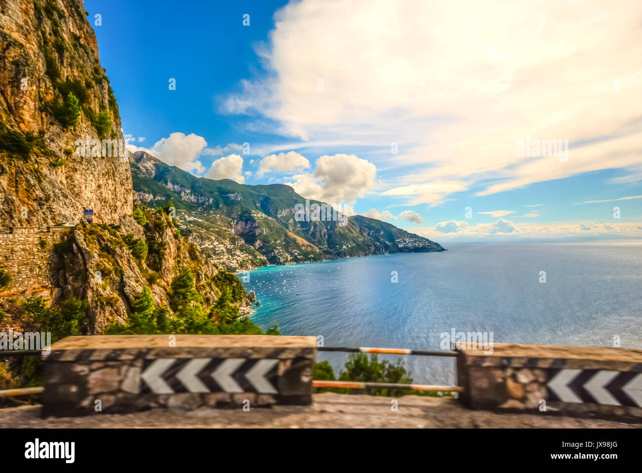Foto genommen während der Rundung eine Ecke mit hoher Geschwindigkeit auf die Amalfi Küste in der Nähe von Sorrent in Italien im Sommer Stockfoto