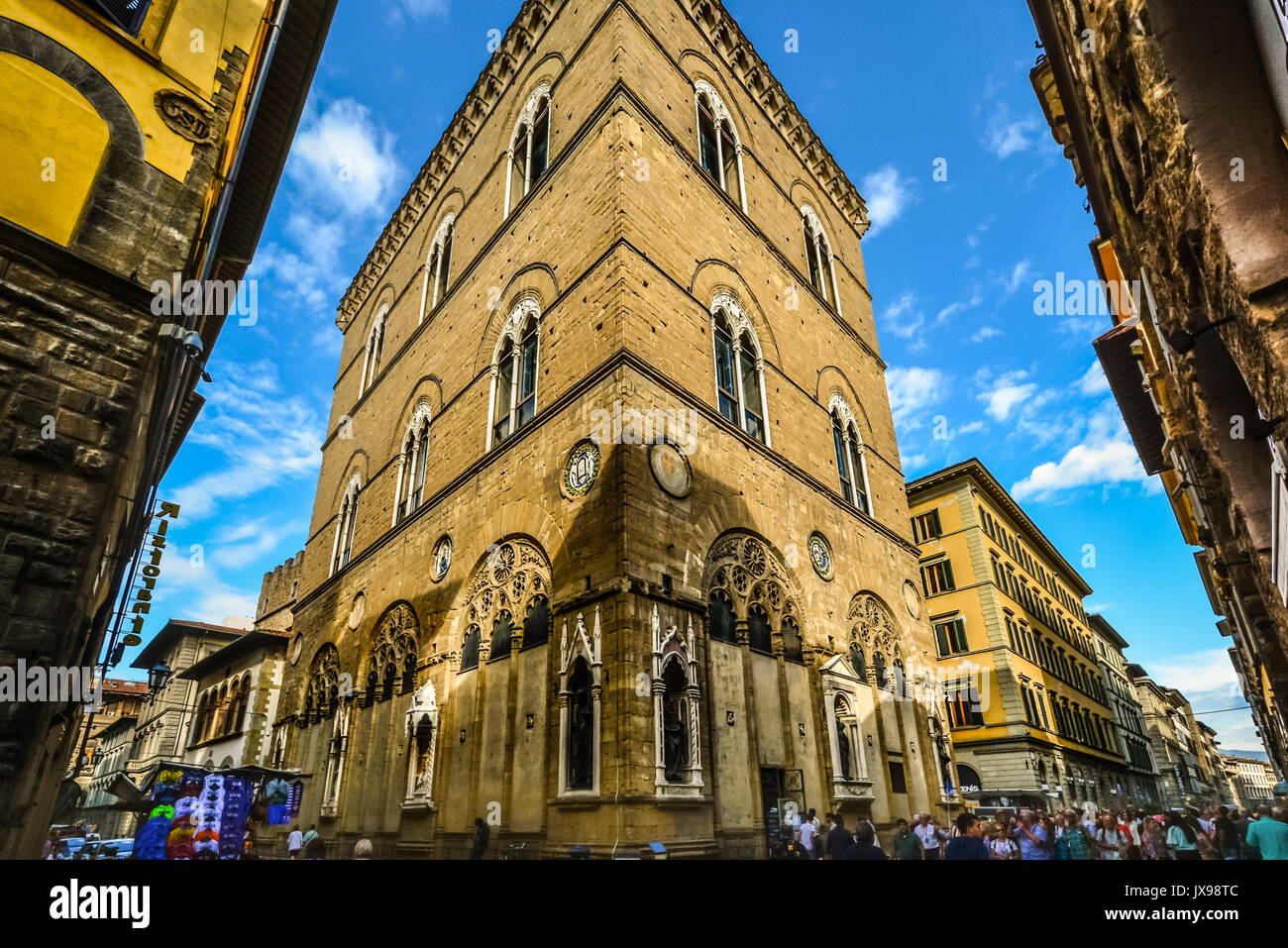 Malerische Schnittpunkt im historischen Teil von Florenz Italien an einem warmen Sommertag mit Massen von Touristen Stockfoto