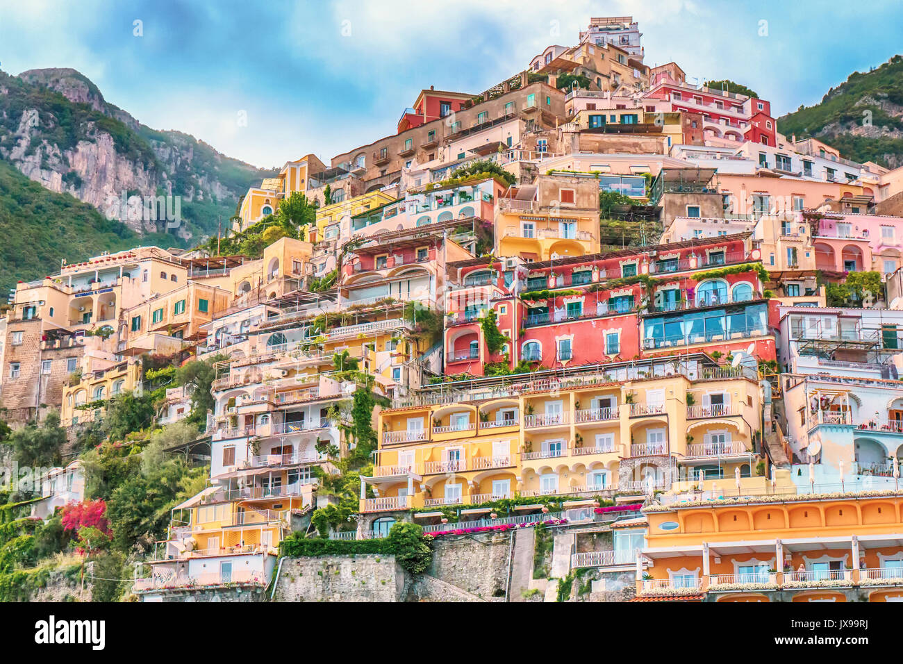 Lebhaften Pastellfarben von cliffside Häuser und Gärten am Wasser in Positano, Italien. Vom Meer aus gesehen. Stockfoto