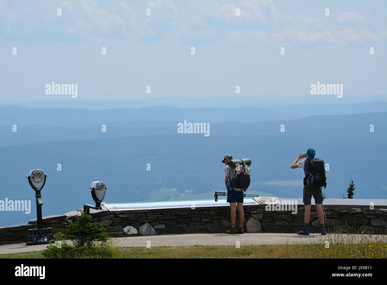 Die Aussichtsplattform und Blick vom Mount Greylock, der höchste Berg in Massachusetts. In der Adams, MA entfernt Stockfoto