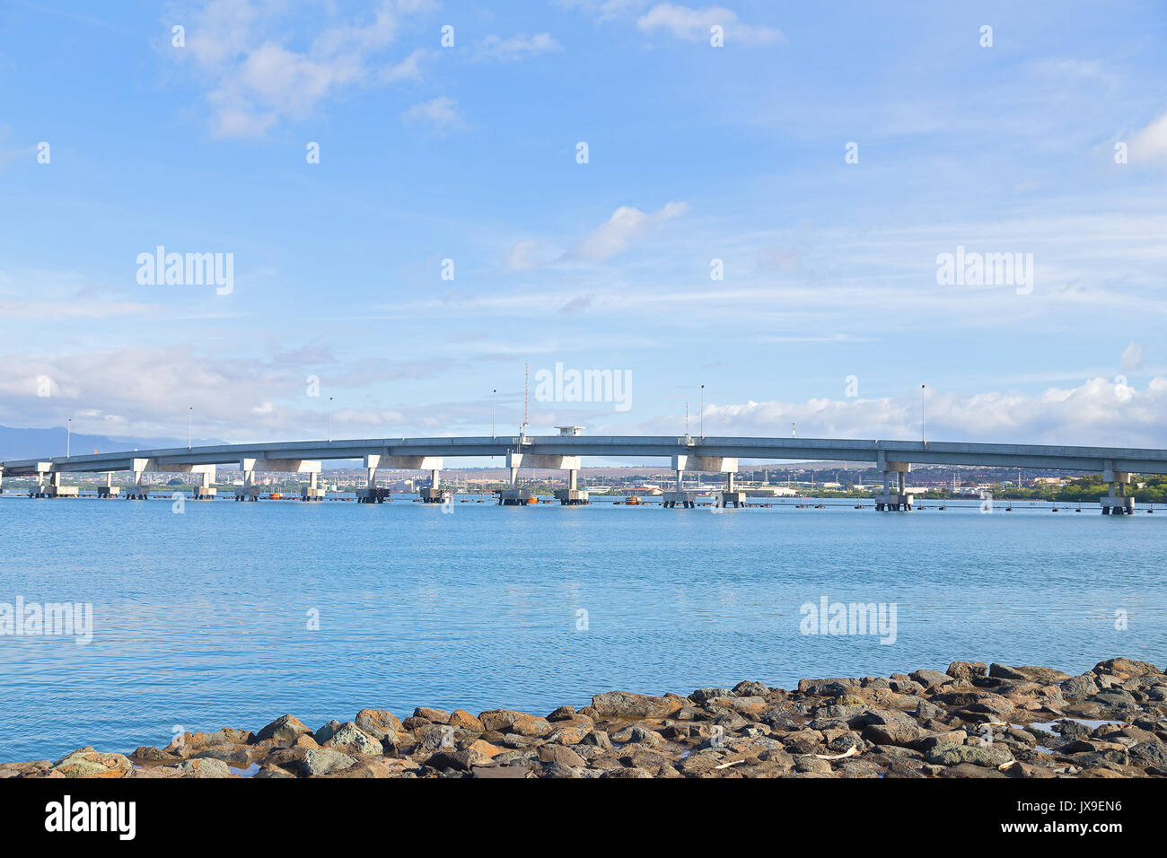 Admiralty Clarey Brücke, Ford Insel, Pearl Harbor, Hawaii. Bridge Blick vom Ufer Steine an einem sonnigen Tag. Stockfoto