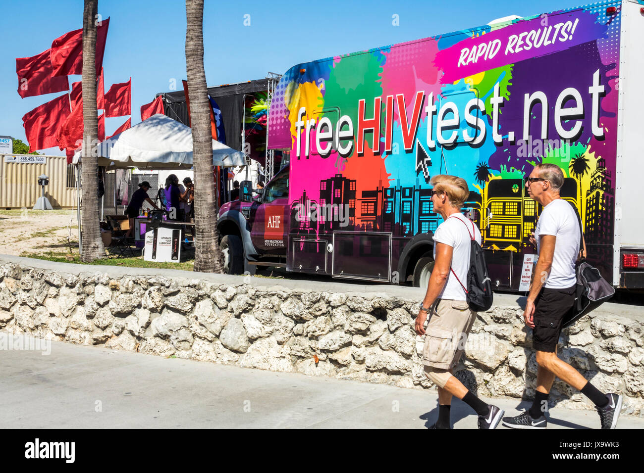 Miami Beach, Florida, Lummus Park, Gay Pride Week, LGBTQ, LGBT, Miami Beach, Pride Festival, Mann, Männer, Paar, kostenloser HIV-Test, FL170430003 Stockfoto