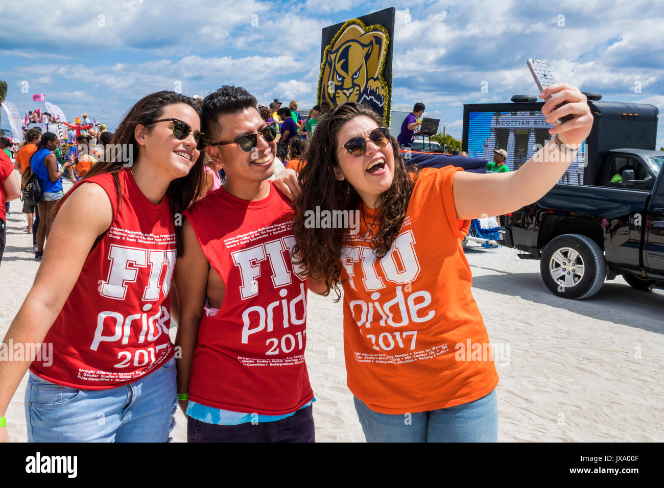 Miami Beach Florida, Lummus Park, Gay Pride Week, LGBTQ, LGBT, Pride Parade, Teilnehmer, Staging Area, FIU, Studenten Bildung Schüler Jugend, Selfie, vis Stockfoto