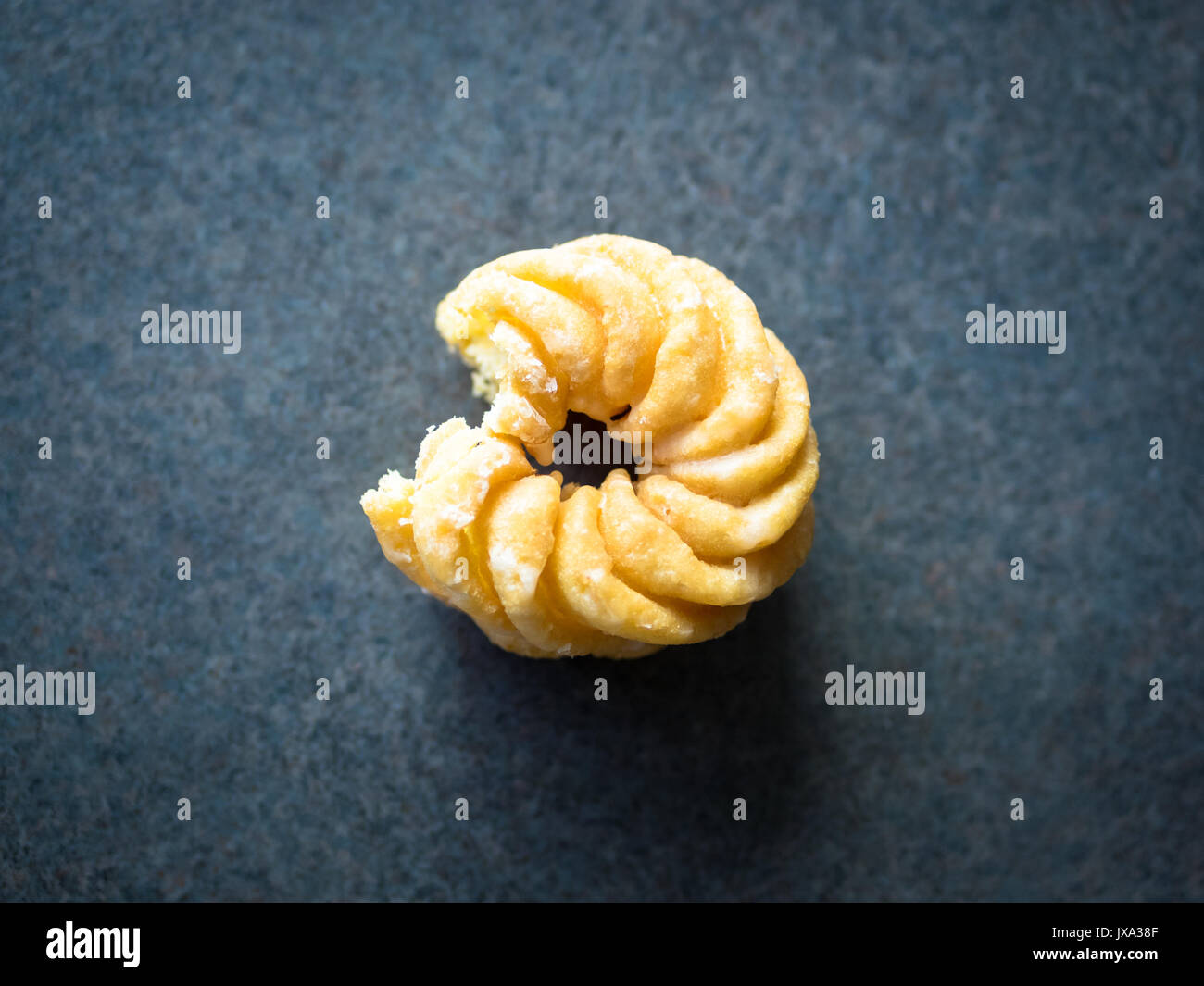 Ein Honig cruller Donut von Tim Hortons, einem beliebten Kanadischen fast food Restaurant und Donut Shop. Stockfoto