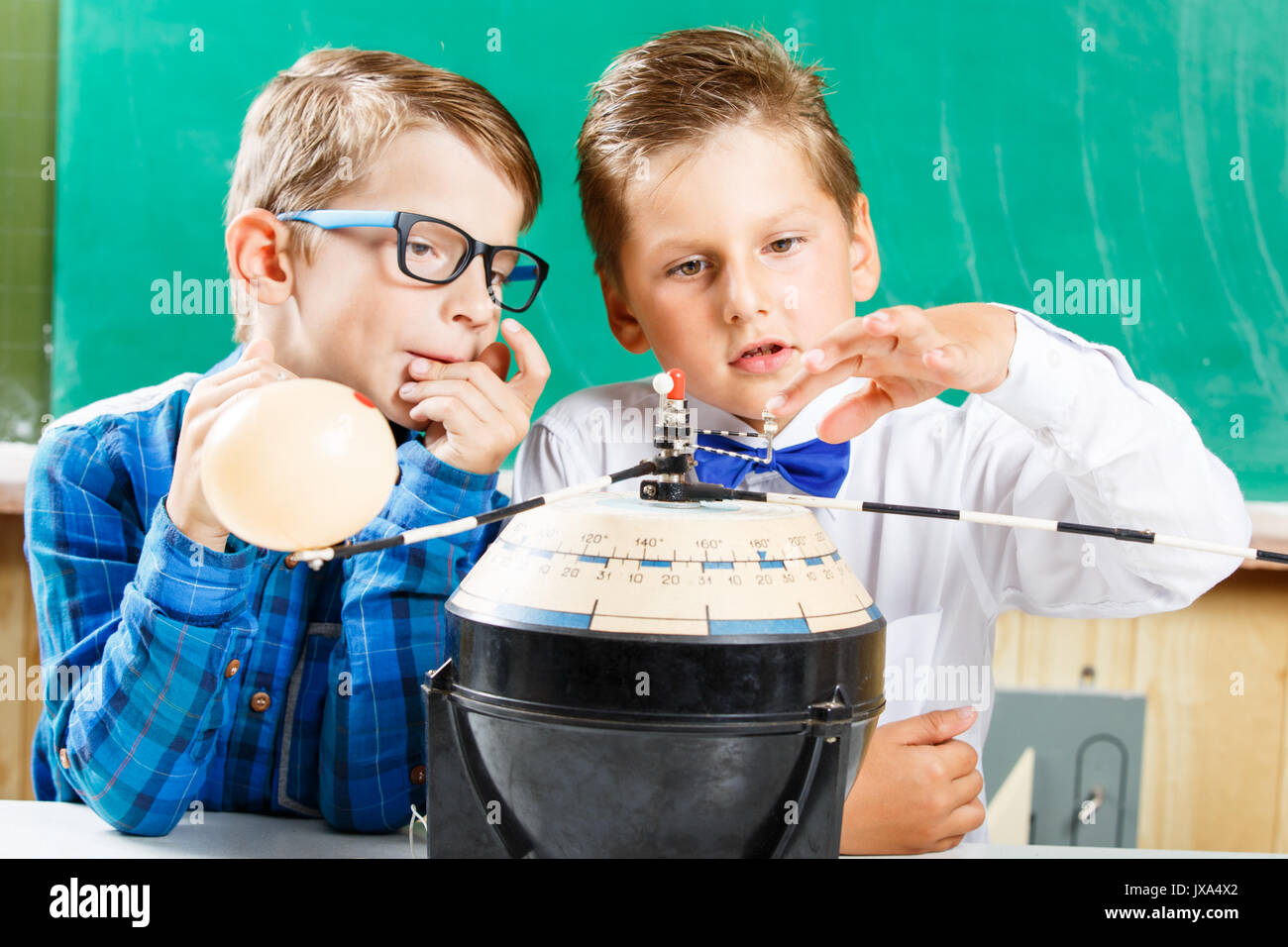 Zwei Schüler lernen Modell des Sonnensystems in der Schule Stockfoto