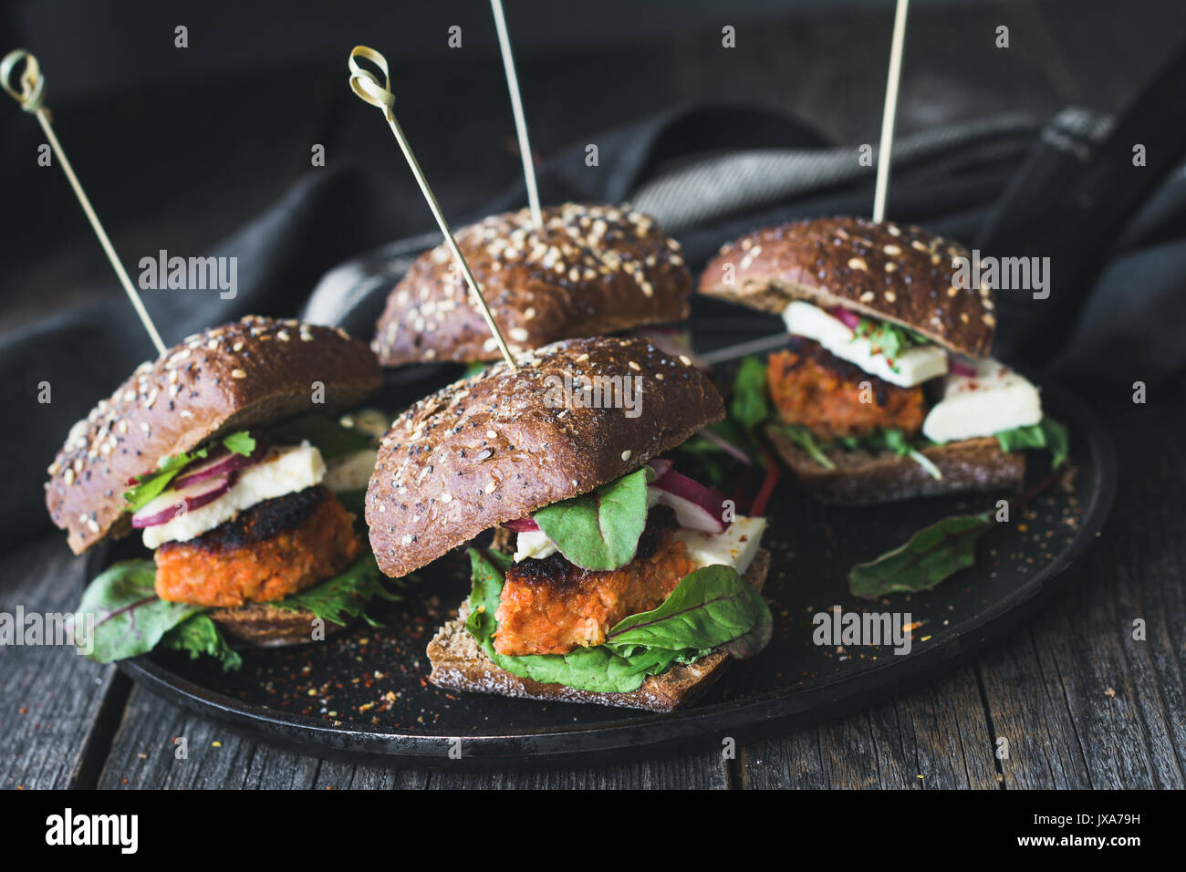 Vegetarisch tofu Karotte burger Schieberegler serviert auf Eisen Skillet. Detailansicht, getönten Bild Stockfoto