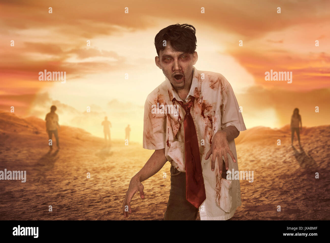 Menge von aggressiven asiatischen Zombies mit blutigen Gesicht auf Sonnenuntergang Hintergrund Stockfoto