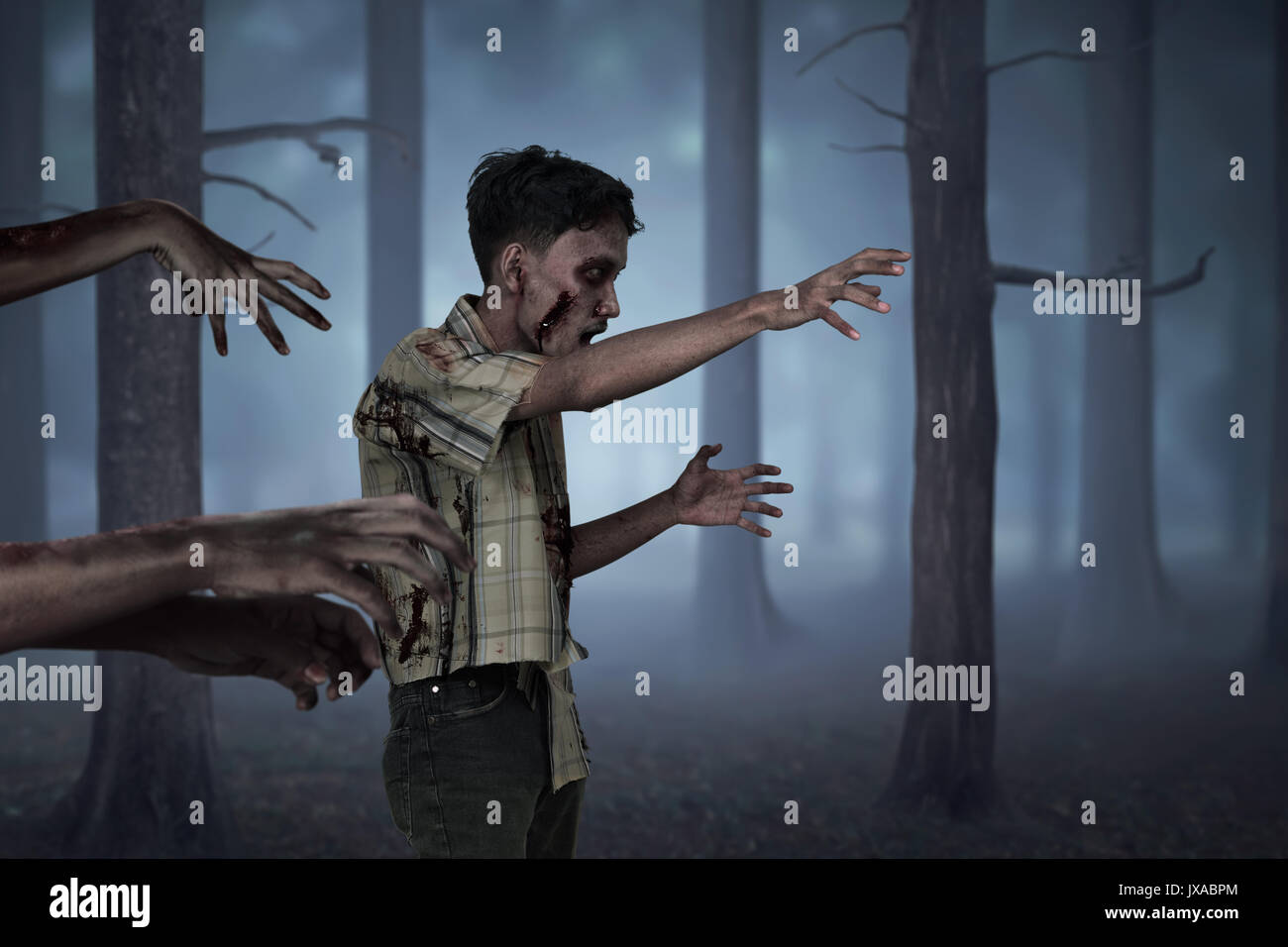 Masse der asiatischen Zombies Mann mit schmutzigen Händen zu Fuß auf den dunklen Wald Stockfoto