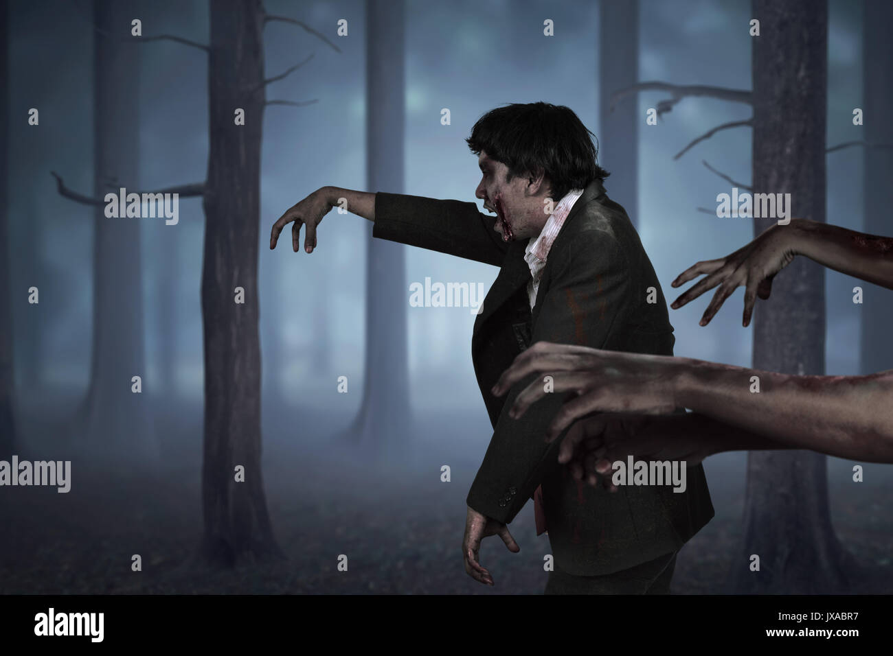 Masse der asiatischen Zombies Mann mit schmutzigen Händen zu Fuß auf den dunklen Wald Stockfoto