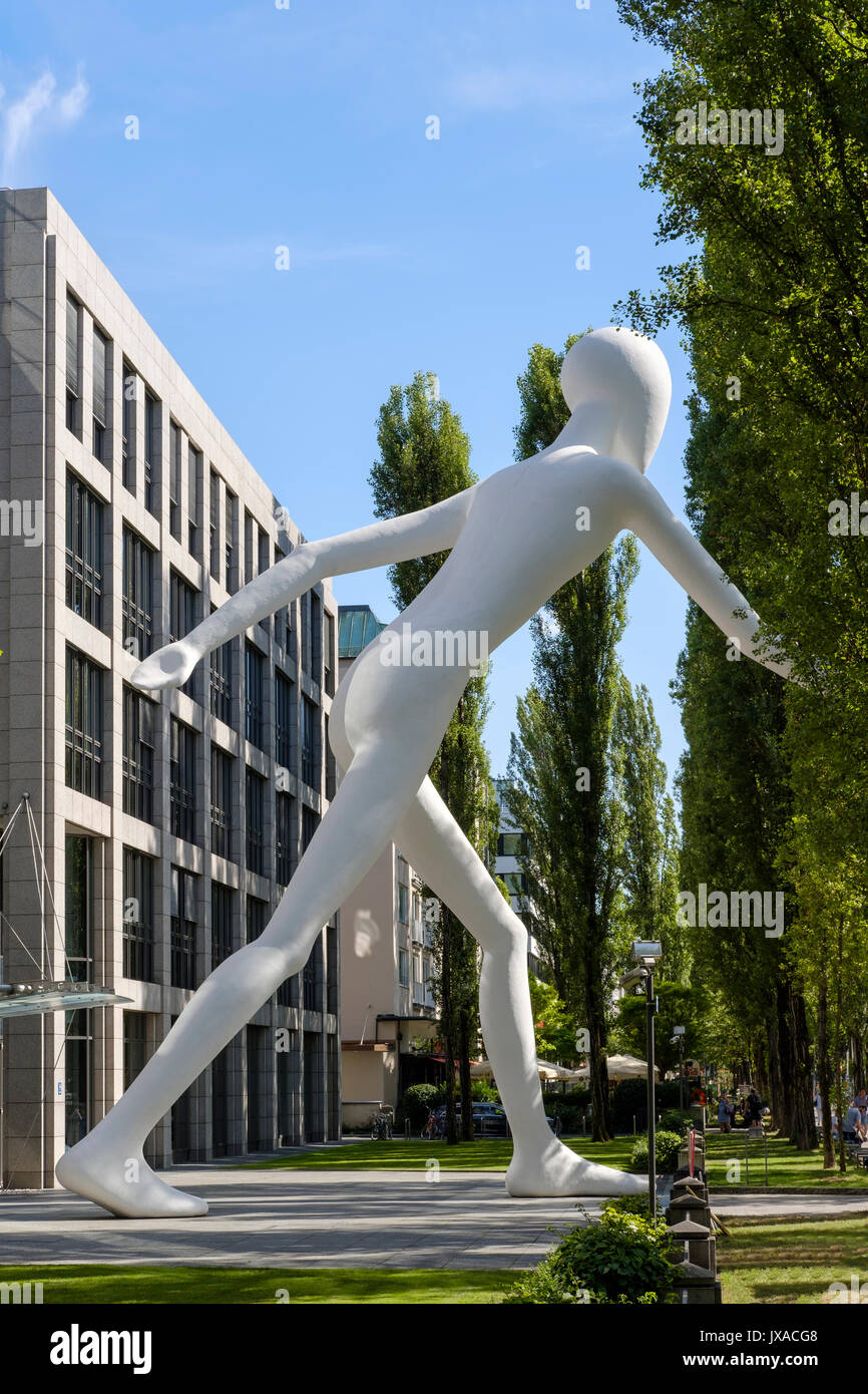 Zu Fuß Mann Skulptur von Jonathan Borofsky vor der Versicherungsgesellschaft, Münchener Rück, Leopoldstraße, Schwabing, München Stockfoto