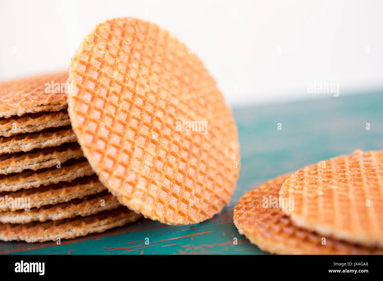 Stapel von holländischen Stroopwafel Cookies oder Karamel Waffeln. Stockfoto