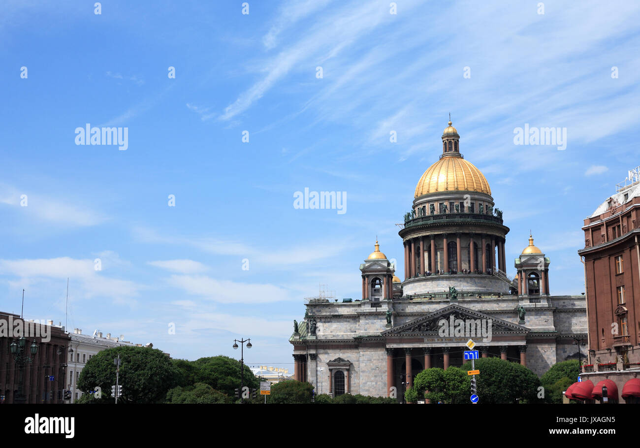 Isaaks-kathedrale gegen den blauen Himmel. St. Petersburg, Russland Stockfoto