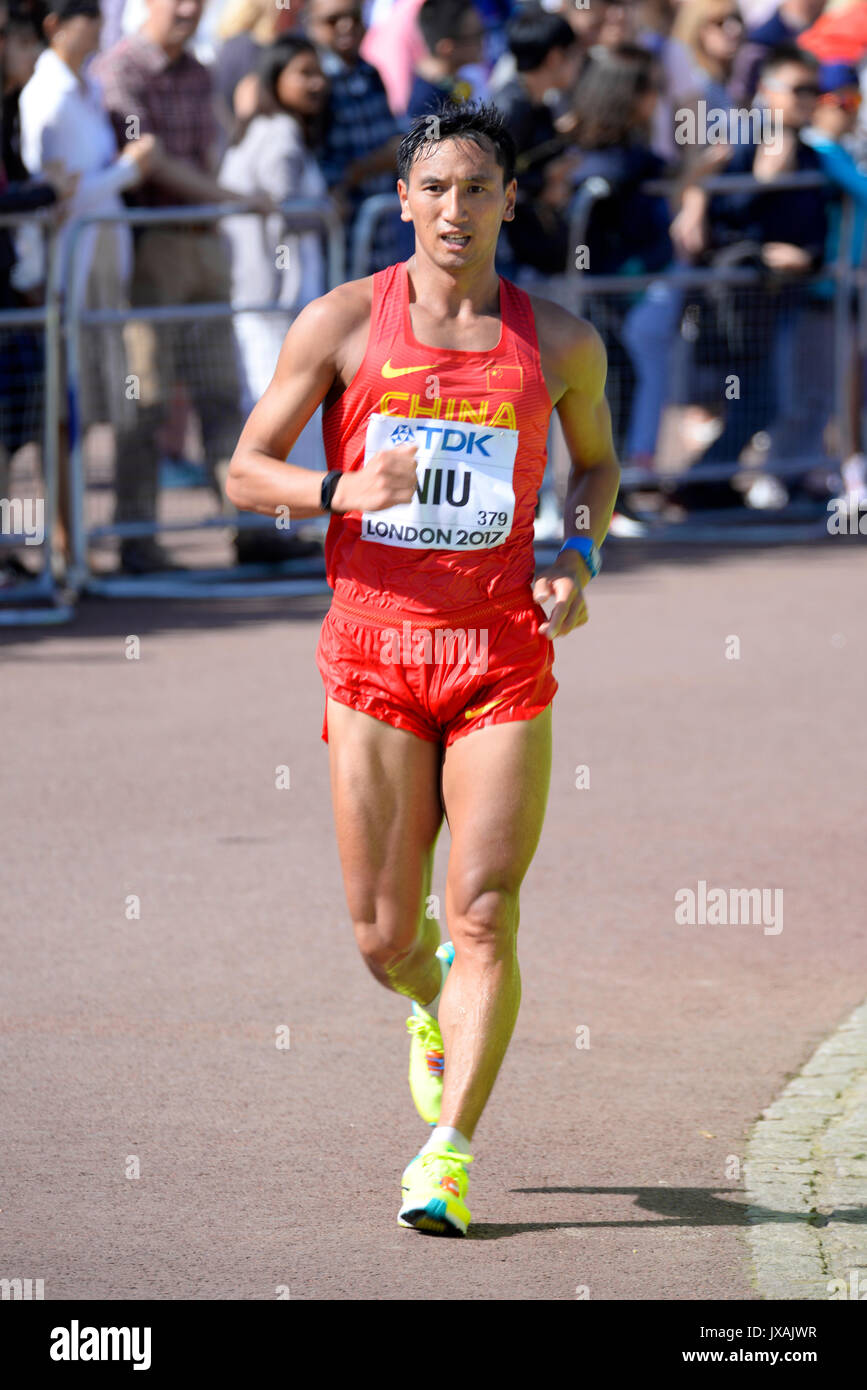 Wenbin Niu aus China, der an der IAAF Leichtathletik-Weltmeisterschaft 50 km in der Mall in London teilnimmt Stockfoto