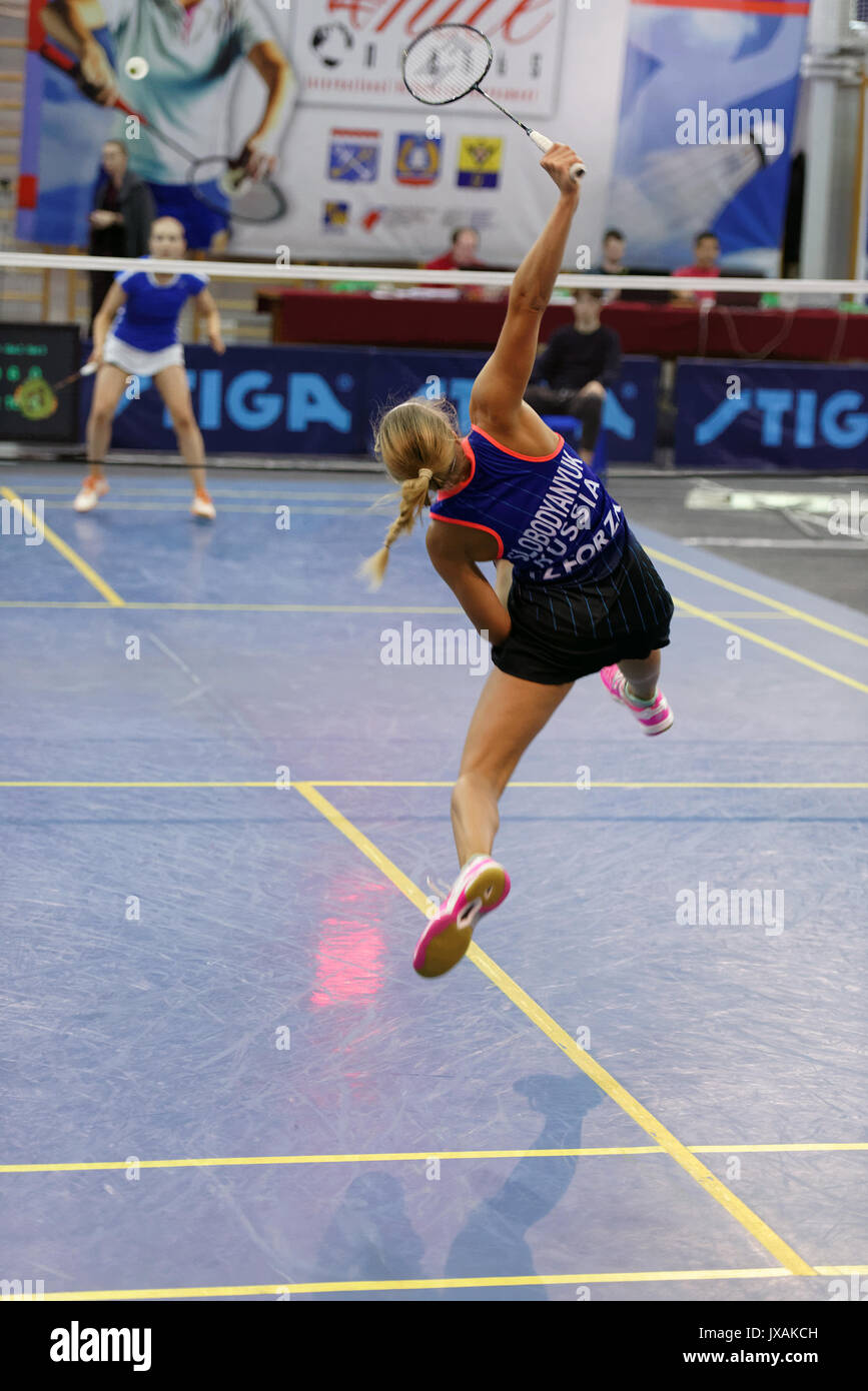 St. Petersburg, Russland - Juli 7, 2017: Victoria Slobodyanyuk Russlands (dargestellt) vs Airi Mikkela von Finnland im 3. Tag der Badminton Turnier Weiß Stockfoto