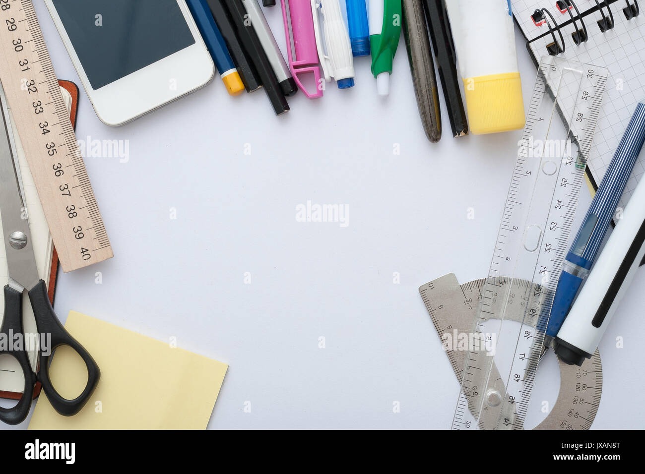 Schule mit Rücken zur Schule Inschrift in Notebook und Briefpapier auf hölzernen Hintergrund festlegen Stockfoto